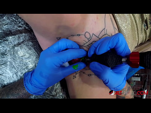 ❤️ Ekstreme tatuita varmulo Sully Savage ricevis tatuon sur sia klitoro Bonega sekso ĉe ni