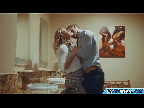 ❤️ Kiam belplena blondulo delogas vin en publika necesejo Bonega sekso ĉe ni